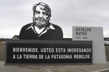 Destruyeron el monumento a Osvaldo Bayer - Un negacionismo de vuelo corto